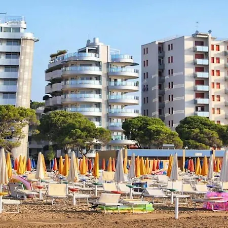 Lägenhet Comfortable Flat In A Small With Terrace Lignano Sabbiadoro